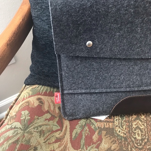 PACK & SMOOCH Hampshire Wool Laptop Sleeve - Picture 5 of 7